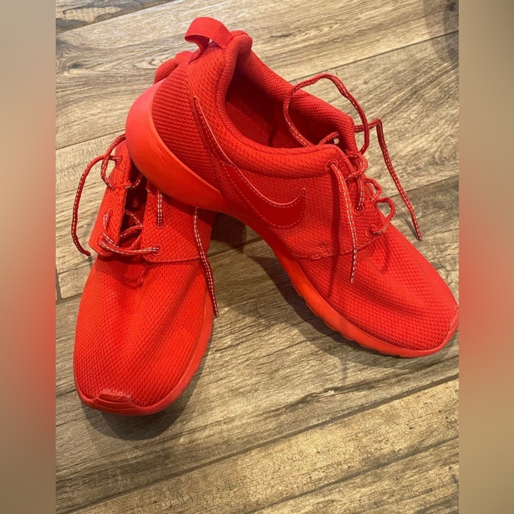 Nike Roshe Run sz 5.5Y (7 womens) crimson red